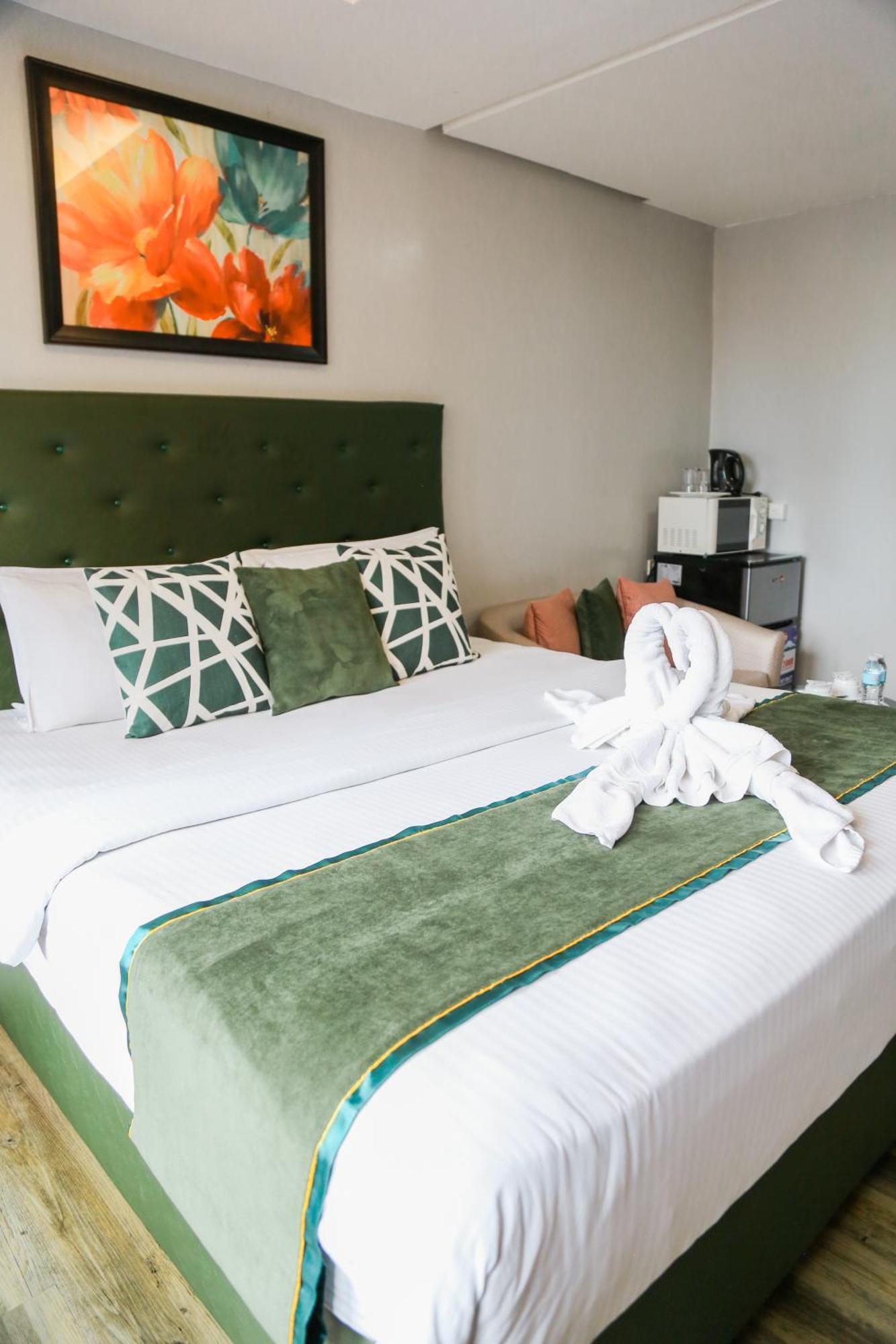 Pacific Bay Grand Suites Manila Bagian luar foto